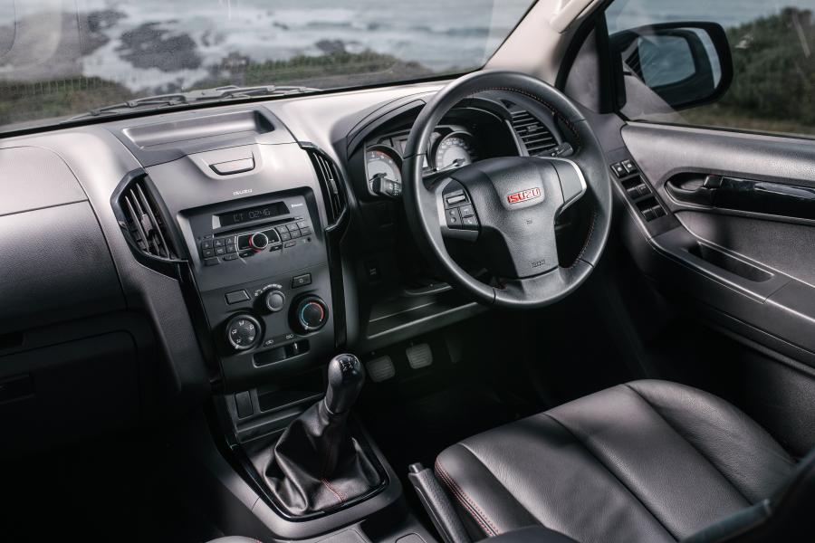 Интерьер Isuzu KB Double Cab X-Rider Black 2018 года  (фото 3 из 34)